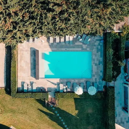 La Barcarolle Hotel